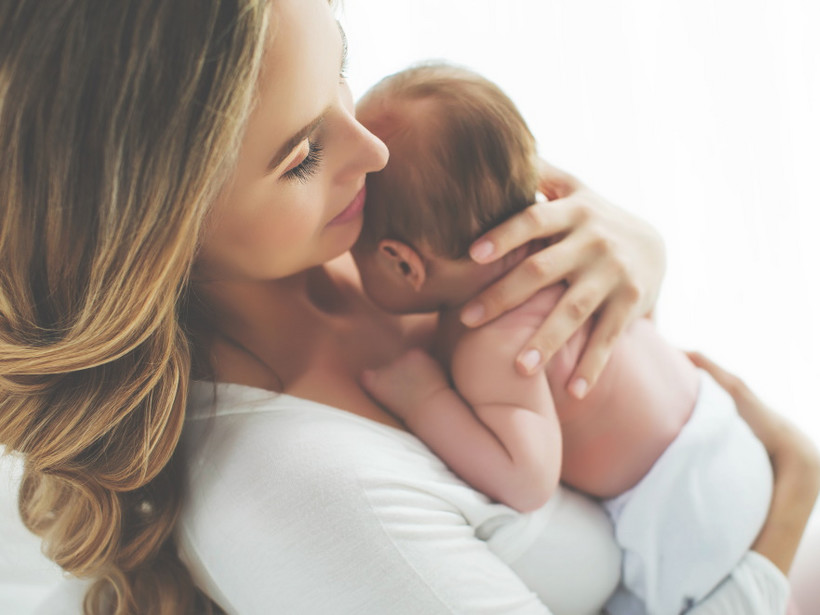 Za czas 32-tygodniowego urlopu rodzicielskiego przysługuje zasiłek macierzyński z ubezpieczenia społecznego.