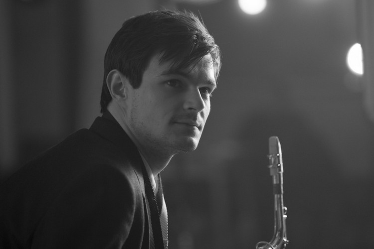 Dawid Ogrodnik<br /><br />Zanim Ogrodnik został Rahimem w „Jesteś Bogiem” Leszka Dawida, widziałem go w krakowskiej PWST w spektaklu dyplomowym „Babel 2” Jelinek w reżyserii Mai Kleczewskiej. „Objawienie spektaklu, zdumiewający student, przewiduję mu długą i wspaniałą karierę” – pisałem wówczas w recenzji. Cieszę się, że się nie pomyliłem. Ogrodnik jako drżąca, androgyniczna istota mierząca się u Kleczewskiej z psychozą, był tak poruszający, że zacząłem dopytywać się znajomych, czy aktor na pewno nie ma żadnych problemów, a udział w przedstawieniu jest dla niego bezpieczny. Podczas tegorocznego Festiwalu Filmów Świata w Montrealu byłem świadkiem podobnych sytuacji. Kanadyjscy widzowie zachwyceni kreacją Ogrodnika nie byli w stanie uwierzyć, że rozmawiający z nimi godzinę wcześniej przystojny mężczyzna uwiarygodnił postać ciężko sparaliżowanego chłopca. Kreację Ogrodnika w „Chce się żyć” porównywano zresztą powszechnie w Montrealu do wyczynu Daniela Day-Lewisa w „Mojej lewej stopie”, który światową premierę miał również na kanadyjskim festiwalu. Entuzjazm publiczności wzbudził zresztą także Kamil Tkacz grający w filmie Pieprzycy Mateusza w dzieciństwie.