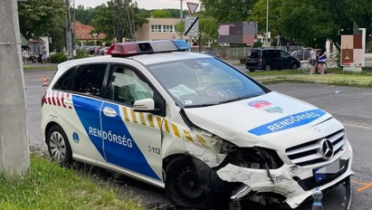 Szírénázó rendőrautó elé kanyarodott egy kocsi Miskolcon: a hatósági jármű gázoláshoz sietett