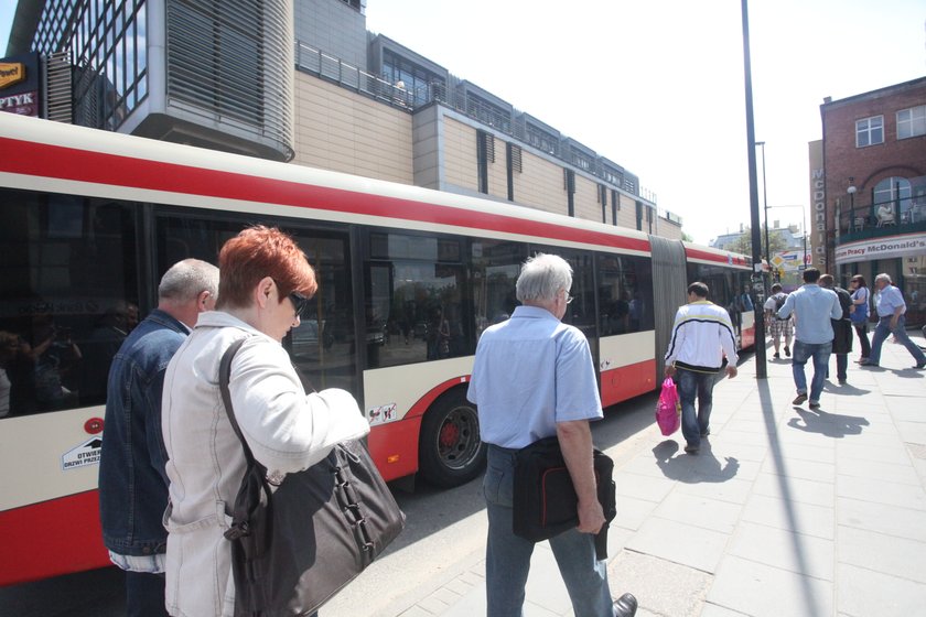 Gdańszczanie wsiadają do autobusu