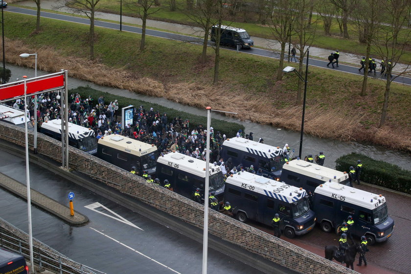 Ajax – Legia. Kibice pod eskortą, policja w gotowości