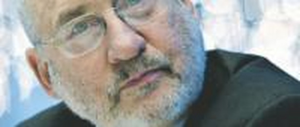 Joseph E. Stiglitz, profesor ekonomii w Columbia University w Nowym Jorku, przewodniczy powołanej przez Zgromadzenie Ogólne ONZ komisji d.s. reformy globalnego systemu walutowego i finansowego. Rozważania na temat nowego światowego systemu rezerw walutowych zawarte są w jego wydanej w 2006 roku książce Making Globalization Work. Fot. Bloomberg