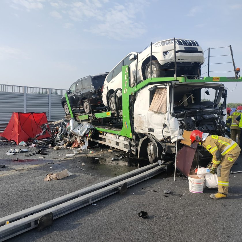 Autostrada A1 zablokowana w obie strony po śmiertelnym wypadku. Co się wydarzyło obok Piotrkowa Trybunalskiego?