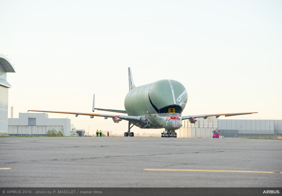 Airbus BelugaXL mierzy 63,1 m długości i 60,3 m rozpiętości.