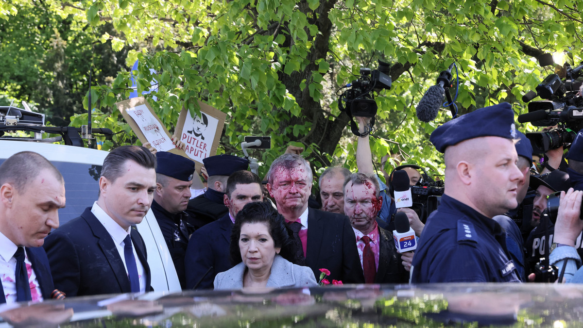 Ambasador Rosji w Polsce Siergiej Andriejew oblany czerwoną farbą 