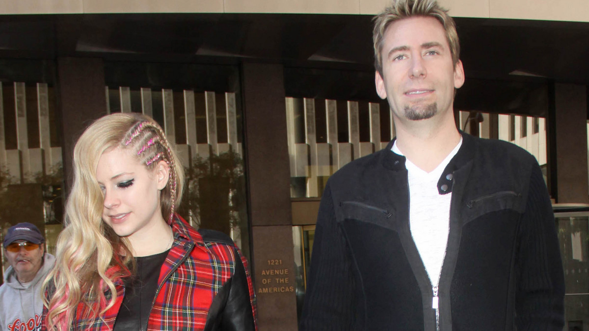 Onet Top Ten: Avril Lavigne i Chad Kroeger niedawno wzięli ślub, a teraz zaprezentowali światu wspólną piosenkę - "Let Me Go". Teledysk do ballady okazał się najchętniej oglądanym klipem w minionym tygodniu w Onecie. Na drugim miejscu znalazła się formacja Red Lips z nowym singlem, a podium zamyka utwór z pośmiertnie wydanej płyty Marka Jackowskiego.