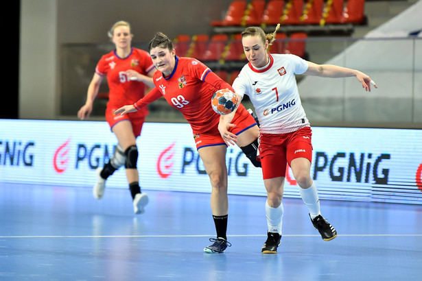 Reprezentantki Polski Aneta Łabuda (P) oraz Marketa Jerabkva (L) i Martina Prikrylova (C) z drużyny narodowej Czech podczas meczu towarzyskiego w piłce ręcznej, w hali Centrum Sportowo-Rekreacyjnego „Aqua Zdrój”