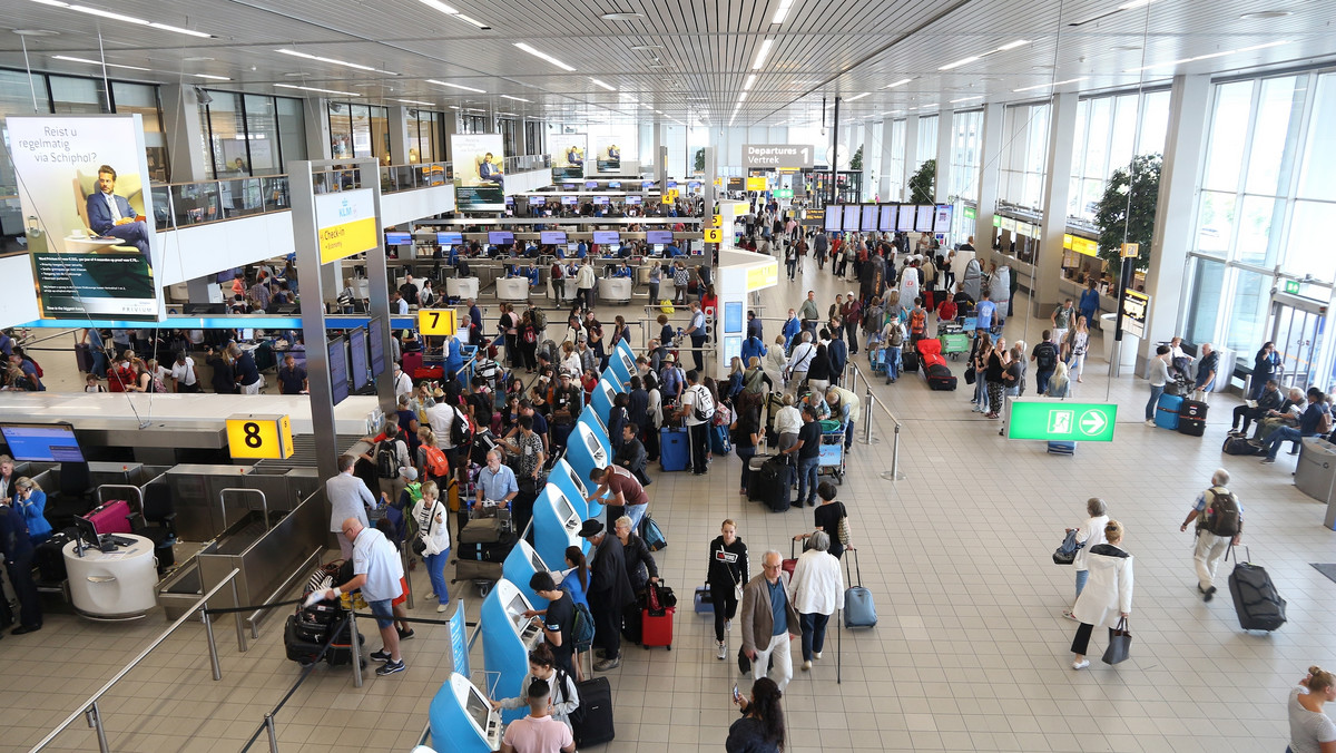 Kilkadziesiąt odwołanych lotów z lotniska w Amsterdamie. "Chaos"