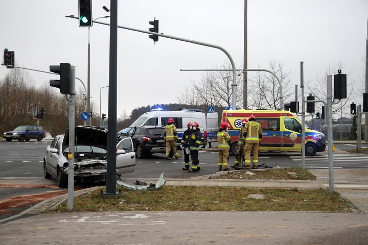 Groźne zdarzenie na ul. Tuwima. Kierująca nissanem kobieta w ciąży zderzyła się z oplem [ZDJĘCIA]