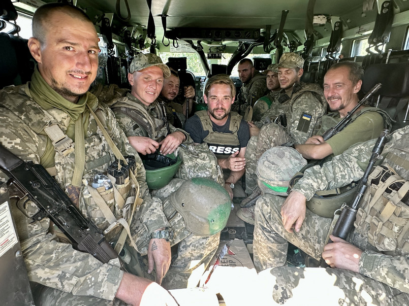 Tomasz Grzywaczewski z żołnierzami ukraińskimi