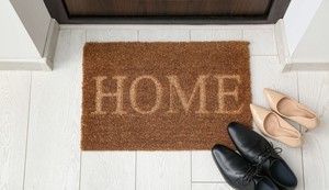 Izuvanje obuće pre ulaska u kući je neophodno