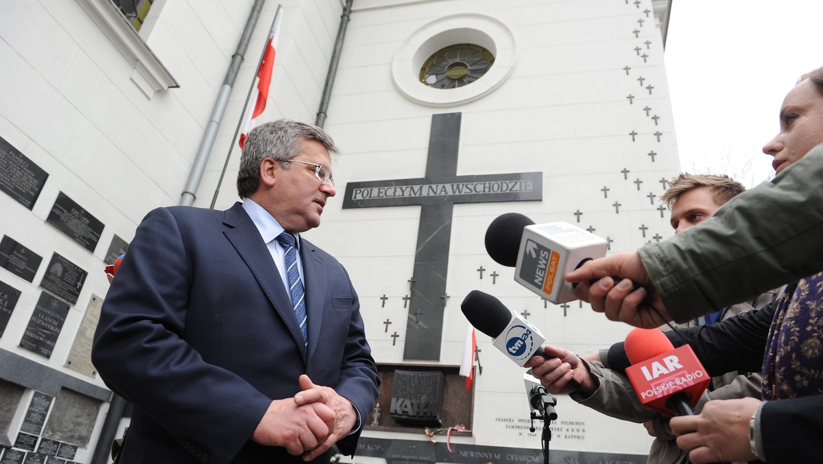 Prezydent Bronisław Komorowski powiedział, że wydaje mu się rzeczą absolutnie niemożliwą, aby prawdziwe były informacje prasy rosyjskiej dotyczące korzystnego dla Rosji wyroku Trybunału w Strasburgu w sprawie Katynia.