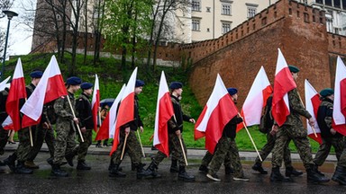 Defilada pojazdów wojskowych i lekcja śpiewania. Obchody 3 Maja w Krakowie