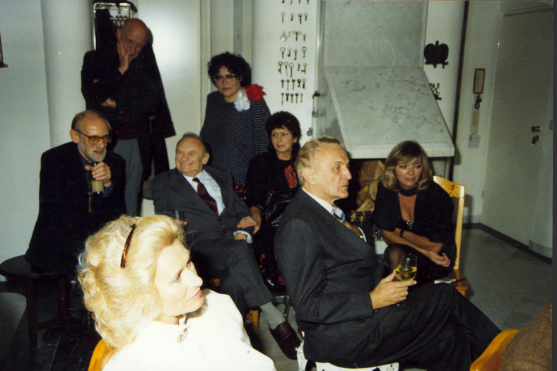 Spotkanie pracowników Rozgłośni Polskiej Radia Wolna Europa. Barbara Kwiatkowska-Lass siedzi w pierwszym rzędzie, pierwsza od prawej (1987)