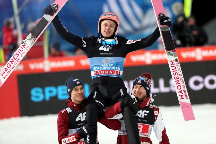 Polacy - od lewej: Piotr Żyła, Dawid Kubacki i Kamil Stoch po drugiej serii ostatniego konkursu zaliczanego do 68. edycji Turnieju Czterech Skoczni w skokach narciarskich na obiekcie 'Paul-Ausserleitner-Schanze' w Bischofshofen