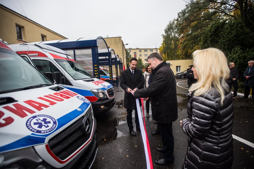 Marszałek przekazał trzy nowe karetki