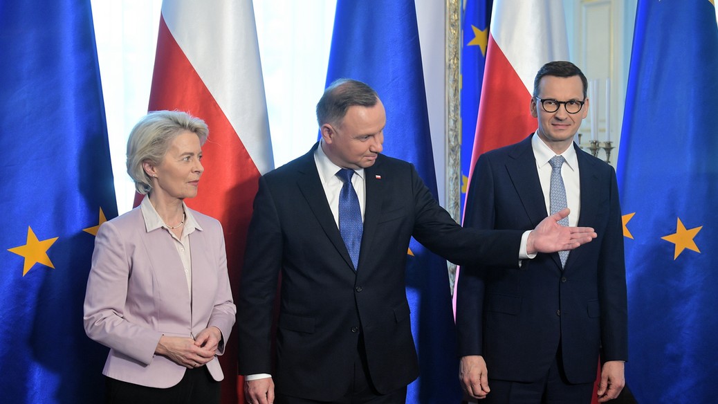 Przewodnicząca Komisji Europejskiej Ursula von der Leyen (L), prezydent RP Andrzej Duda (C) i premier RP Mateusz Morawiecki 