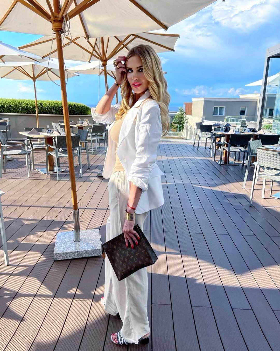 Ruský poslanec Vladimir Plotnikov si užíva Európu s svojou manželkou a dcérou.