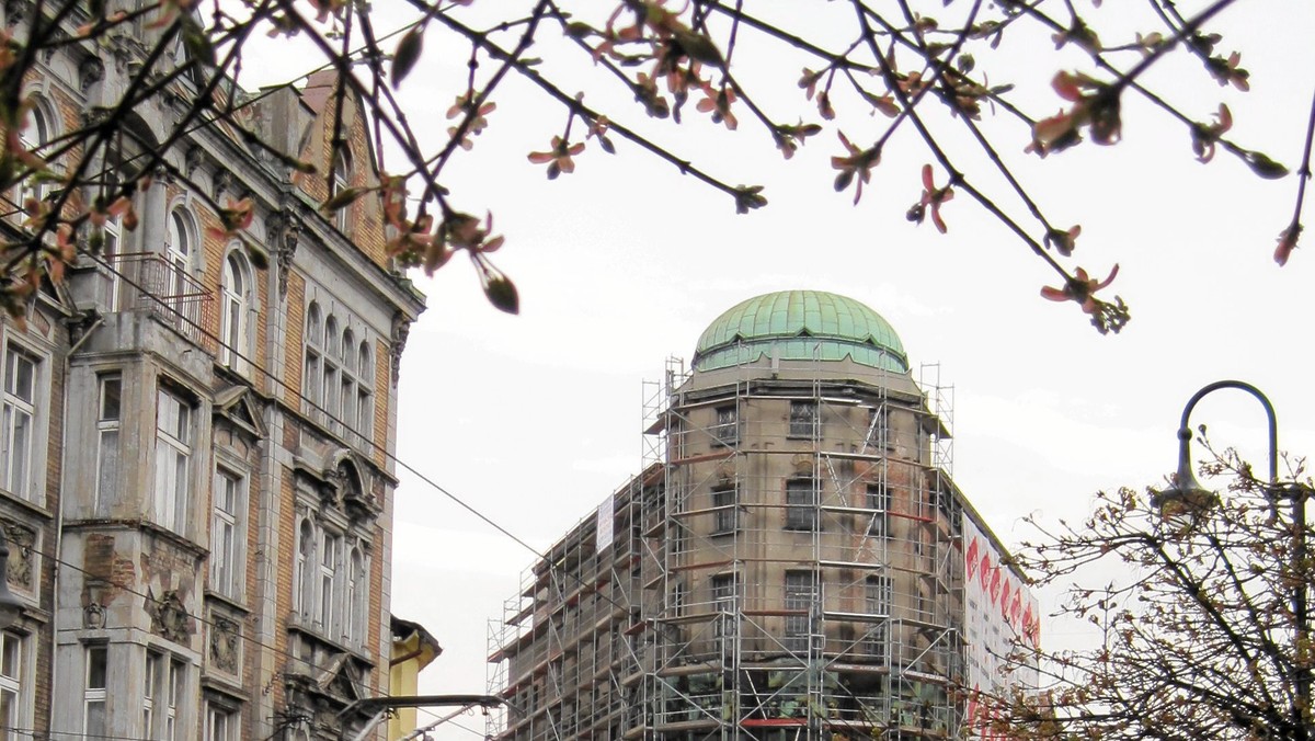 Kosztem blisko 6 mln zł do połowy przyszłego roku zmodernizowane będą ważne odcinki torowisk tramwajowych w Bytomiu i Zabrzu. W czwartek spółka Tramwaje Śląskie podpisała w tej sprawie kontrakt z firmą Skanska.