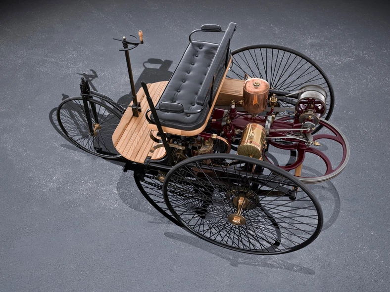 Na takie modele jak Benz Patent-Motorwagen z 1886 r. mówiło się automobile. Ten Benz ma jeszcze drążek zamiast okrągłej kierownicy.