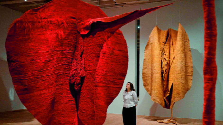 Rzeźby „Abakan Red, 1969” i „Abakan Orange, 1968” Magdaleny Abakanowicz w Tate Modern w Londynie.