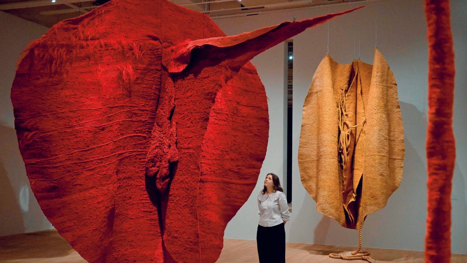 Rzeźby „Abakan Red, 1969” i „Abakan Orange, 1968” Magdaleny Abakanowicz w Tate Modern w Londynie.