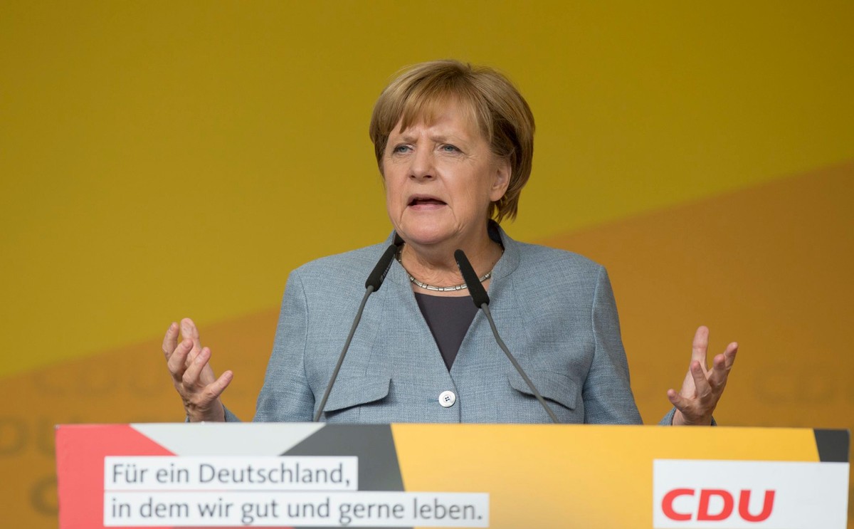 "Angela Merkel pozostanie kanclerzem, ale zapłaciwszy bardzo wysoką cenę" - tak podsumowuje w dzienniku najgorszy od ponad 60 lat wynik osiągnięty przez blok CDU/CSU