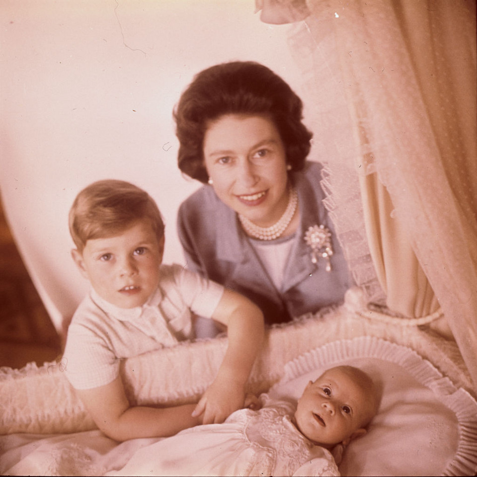Królowa Elżbieta II oraz książę Andrzej i książę Edward