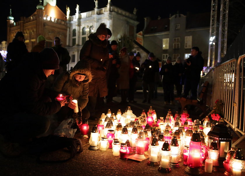 Polacy gromadzą się, by uczcić pamięć Pawła Adamowicza