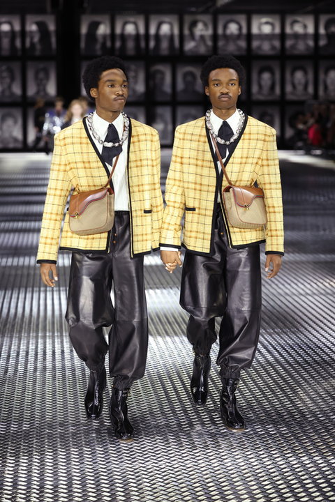 W pokazie "Gucci Twinsburg" po wybiegu przeszło 68 par bliźniąt z całego świata