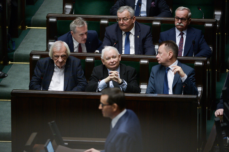 Políticos del PiS (incluidos Jaroslav Kaczynski y Mateusz Morawiecki) en el Sejm el 28 de noviembre de 2023.