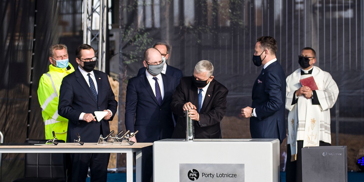 W uroczystości wzięli udział m.in.: minister Marcin Horała, eurodeputowany Adam Bielan, poseł Marek Suski, Stanisław Wojtera, prezes PPL i Jerzy Mirgos, prezes firmy MirBud, wykonawcy terminalu.