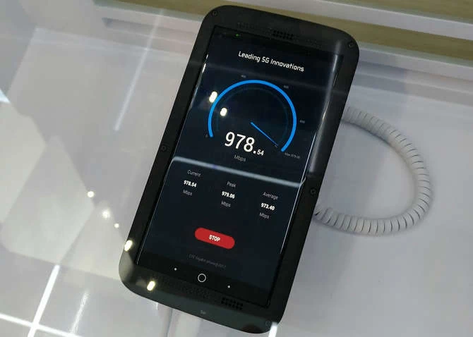 ZTE Gigabit Phone w hali wystawy MWC 2017