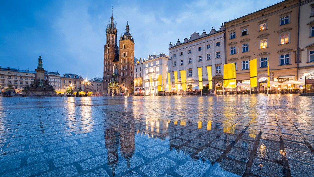 Podczas obfitych opadów deszczu woda dostaje się szczelinami do pomieszczeń podziemnego muzeum na Rynku Głównym. Zarząd Infrastruktury Komunalnej i Transportu ogłosił właśnie przetarg na rozpoczęcie prac naprawczych.