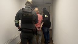 gang zajmujący się handlem ludźmi rozbity. dwie osoby aresztowane, 12