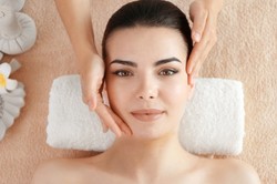 Modny, ale czy warty wypróbowania: co naprawdę daje masaż twarzy bańkami chińskimi?