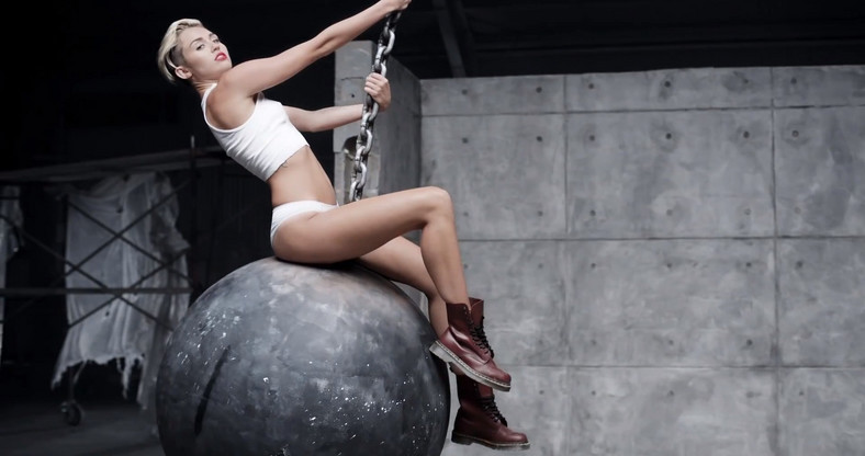 Kadr teledysku "Wrecking Ball" Miley Cyrus