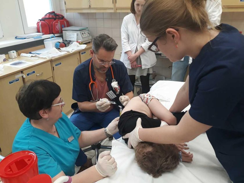 Łódzcy lekarze w Instytucie Centrum Zdrowia Matki Polki leczą małych pacjentów chorych na ciężką genetyczną chorobę - rdzeniowy zanik mięśni (SMA). Stosują jeden z najdroższych leków na świecie, którego jedna fiolka kosztuje 320 tys. zł. Mało tego - wymyśl