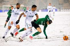 Podział punktów w Łęcznej. Boisko zasypane śniegiem