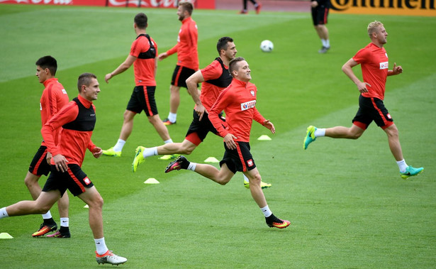 Euro 2016: Polscy piłkarze ruszyli do Nicei. Kibice ich wspierają: Powodzenia, trzymamy kciuki!