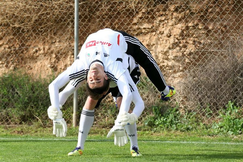 Legia gra z kelnerami