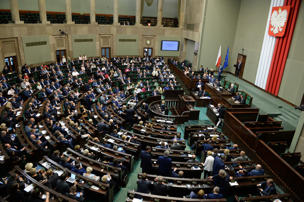 PiS i PO rosną w siłę. NAJNOWSZY SONDAŻ