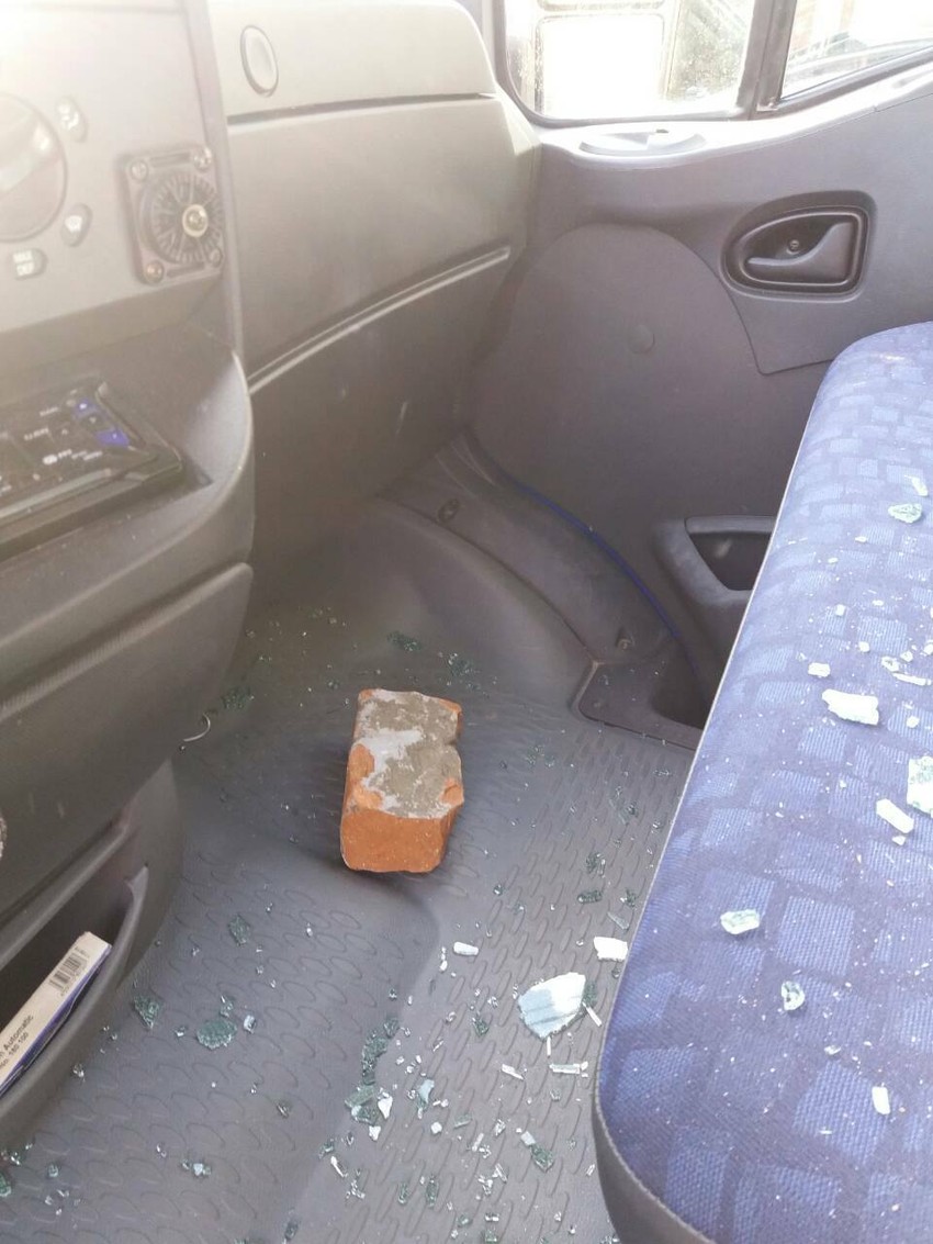 Kamion gađan ciglama