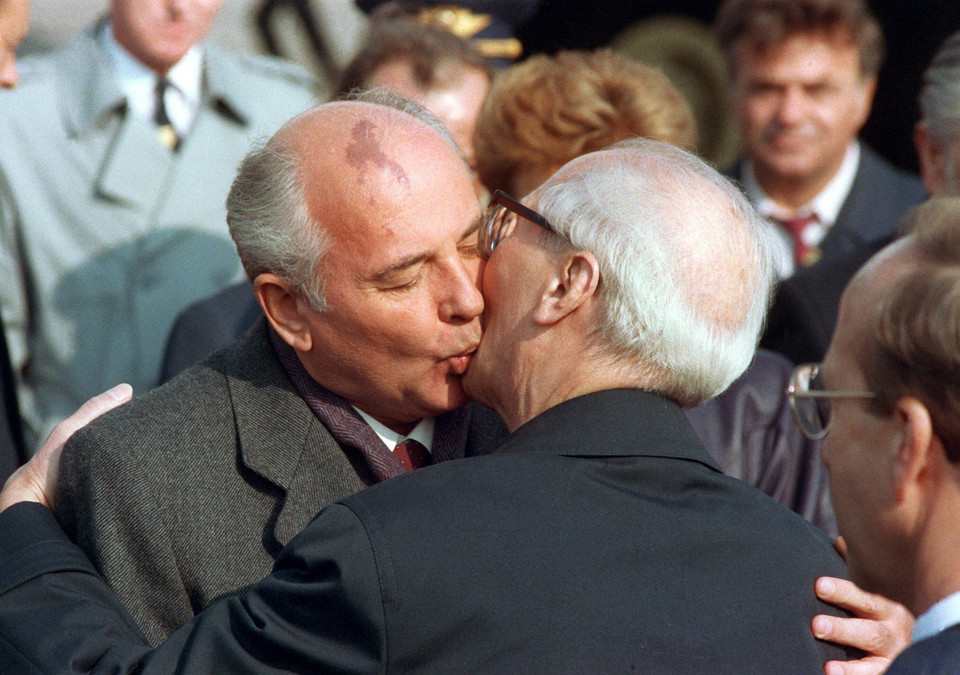 Michaił Gorbaczow i Erich Honecker w Berlinie Wschodnim w październiku 1989 r.