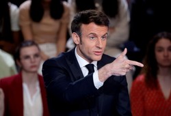Macron odpiera zarzuty: Sprzedaż broni do Rosji była zgodna z prawem