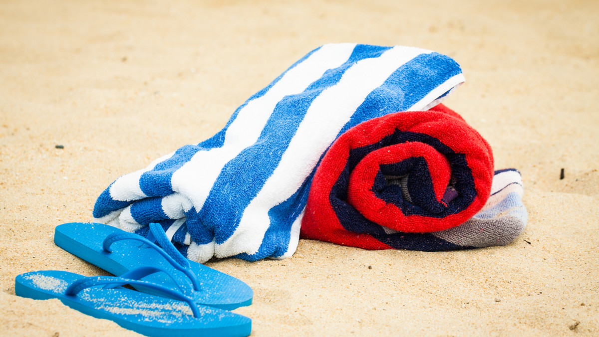 Włoski Komitet Badań Naukowych zajął się powracającą każdego lata kwestią znikania piasku z plaż. Naukowcy szacują, że każdy plażowicz zupełnie bezwiednie zabiera ze sobą 93 gramy piasku, który przyczepił się do ubrań, kostiumu, butów czy ręcznika.