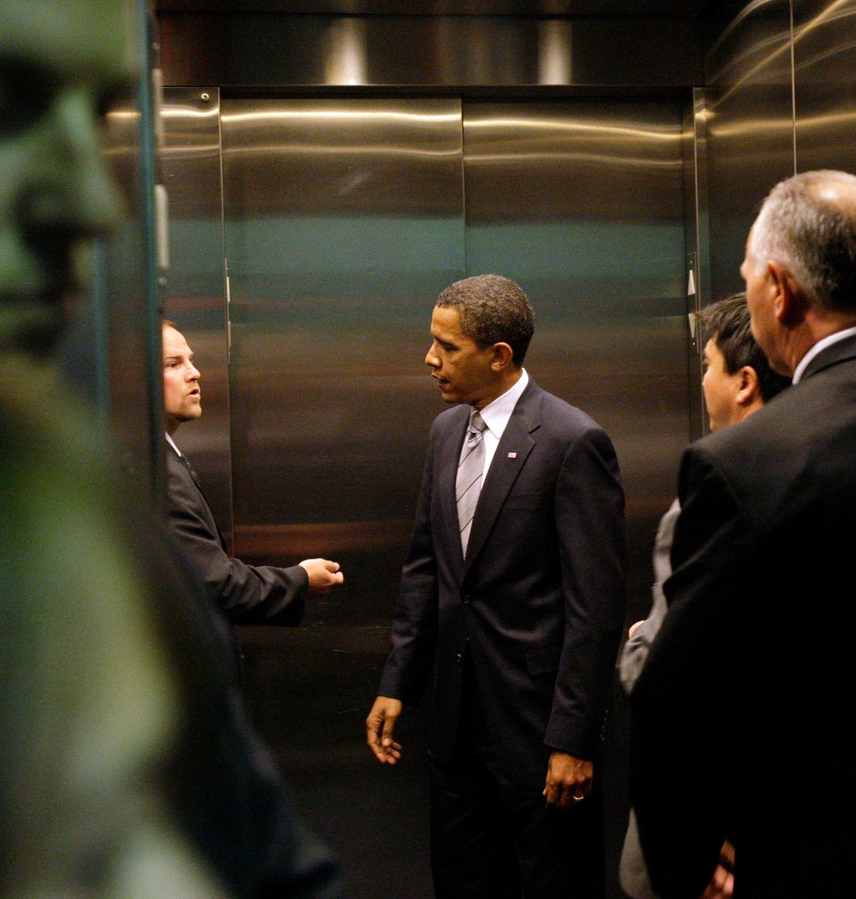 Barack Obama w windzie. Fotografia z października 2008 roku