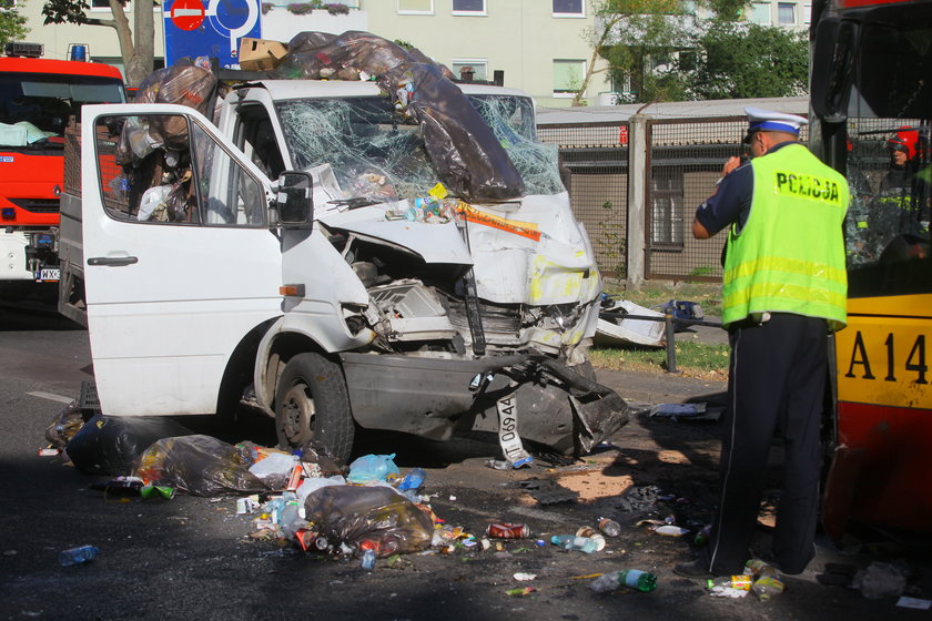 Zderzenie autobusu ze śmieciarką. Cztery osoby ranne 