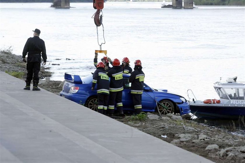 Wypadek w Warszawie. Auto w rzece