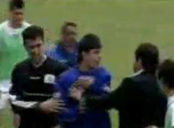 Ten trener zbił piłkarza na kwaśne jabłko!